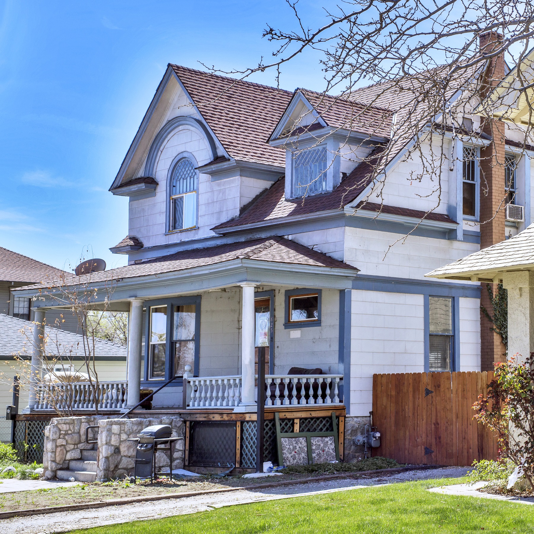 Current photo of 825 Lake Street, a blue craftsman.